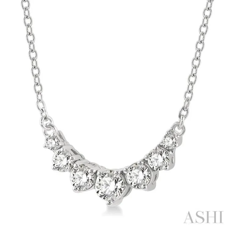 1/4 Ctw Graduated Diamond Smile Necklace in 14K White Gold